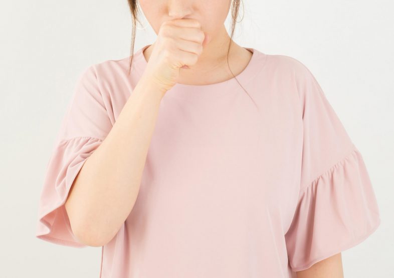 妊娠初期におこる咳の原因や対処法は?胎児への影響や薬が使用できるかも解説