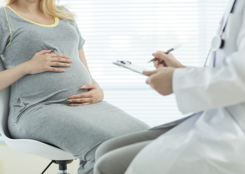 逆子とは?原因や診断方法、治るタイミング、赤ちゃんへの影響も解説