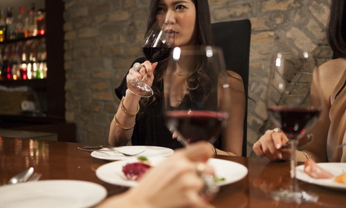 ワインを飲む女性とワイングラス